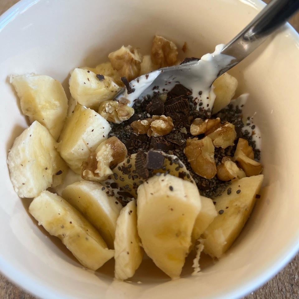Bol yogurt con plátano y nueces