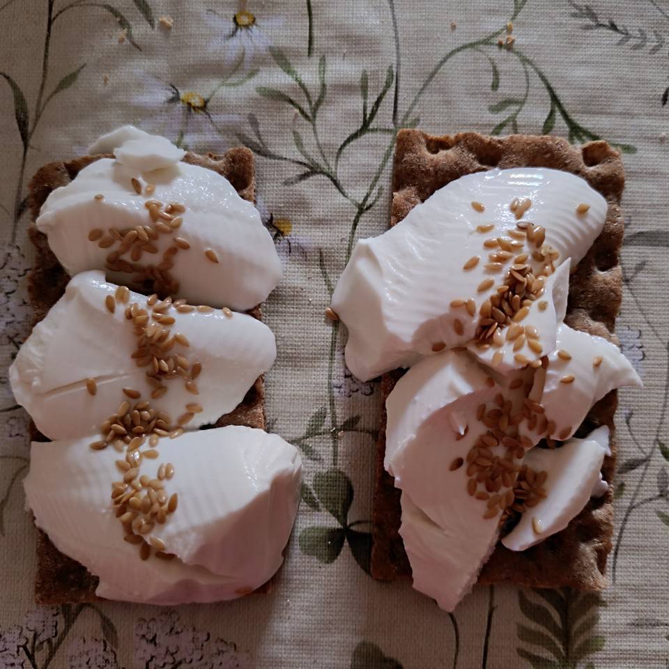 Tostadas wasa con queso burgos y semillas lino Tostadas wasa con queso burgos y semillas lino