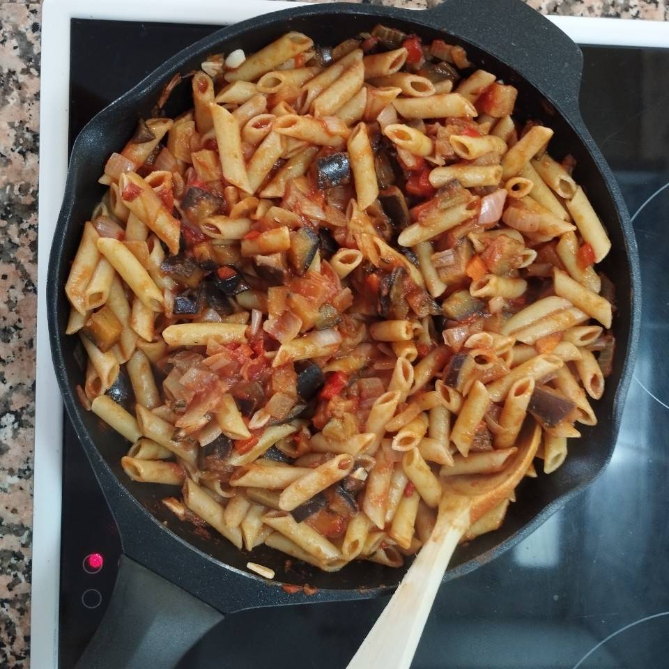 Macarrones con Berenjena y Pimiento Rojo Macarrones con Berenjena y Pimiento Rojo