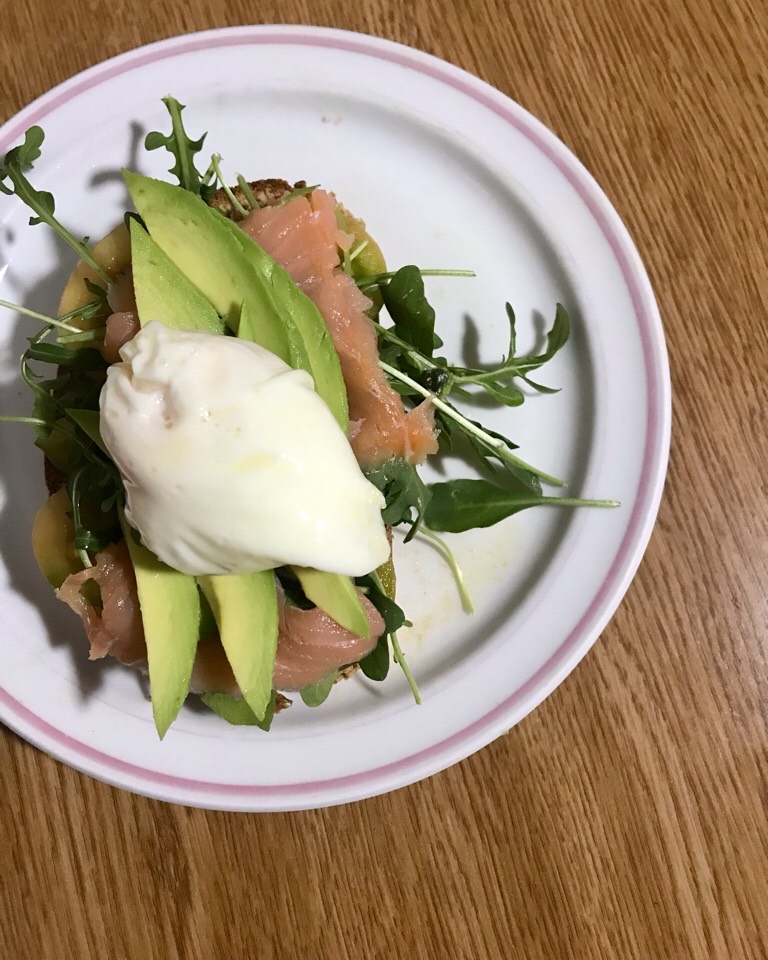 Tostada con salmón y huevo poché 🥯🥚 Tostada con salmón y huevo poché 🥯🥚