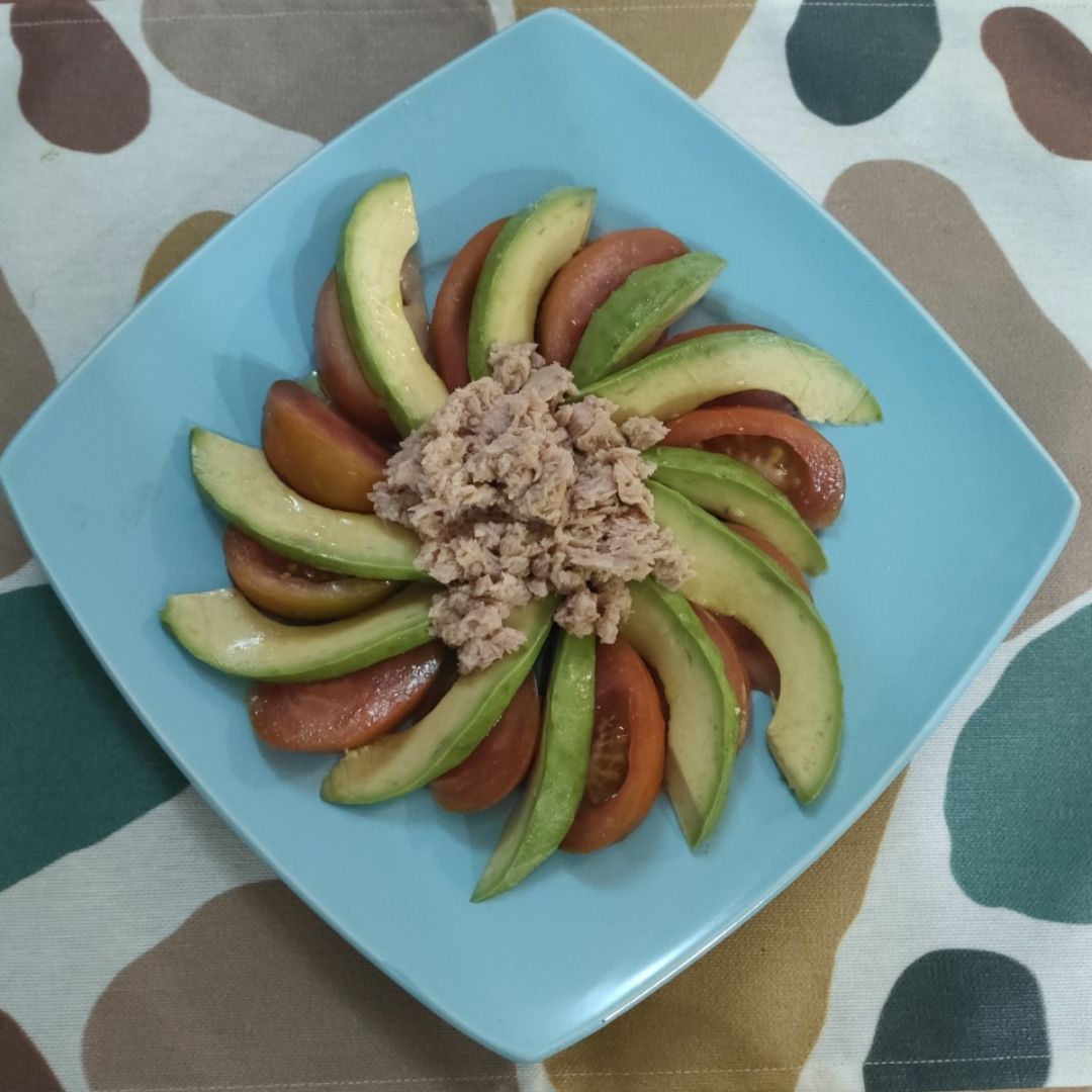Tomate, atĂșn y aguacate đ Tomate, atĂșn y aguacate đ