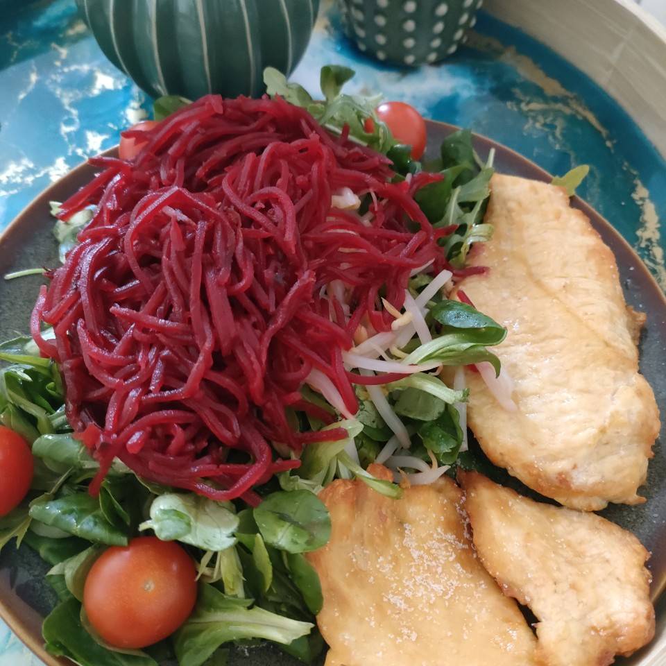 Pollo con remolacha y brotes de soja Pollo con remolacha y brotes de soja