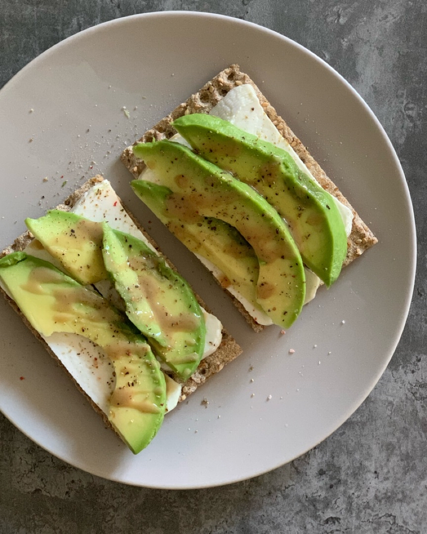Tostada de queso de cabra con aguacate y tahini Tostada de queso de cabra con aguacate y tahini