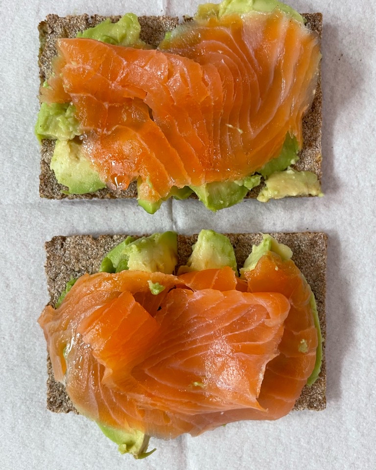 TOSTADAS DE SALMÓN Y AGUACATE CON PAN DE SÉSAMO Y FIBRA TOSTADAS DE SALMÓN Y AGUACATE CON PAN DE SÉSAMO Y FIBRA