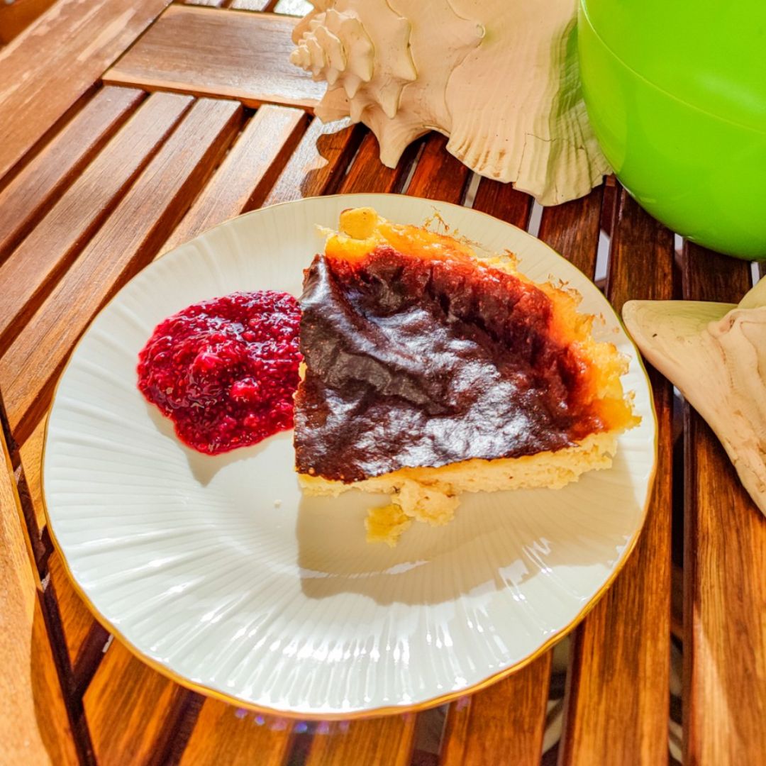 Tarta de queso healthy con mermelada de frutos rojos