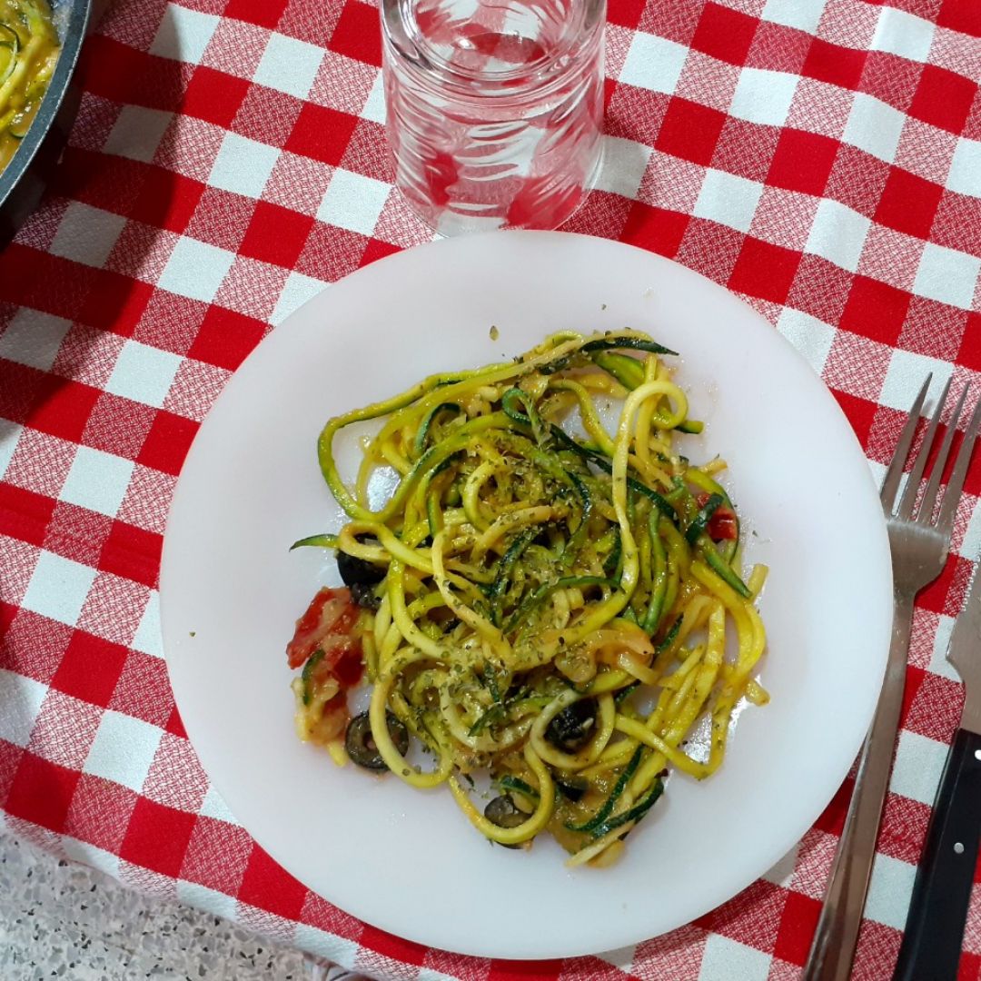 Espaguetis de calabacín estilo Puttanesca🥒🍝 Espaguetis de calabacín estilo Puttanesca🥒🍝