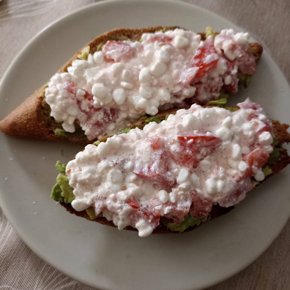 Tostada con queso cottage Tostada con queso cottage