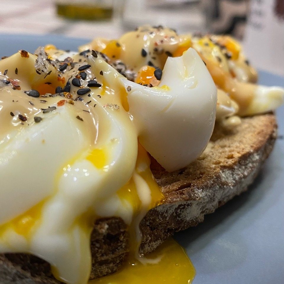 Tostada de pan de centeno con huevos hervidos y crema de cacahuete Tostada de pan de centeno con huevos hervidos y crema de cacahuete