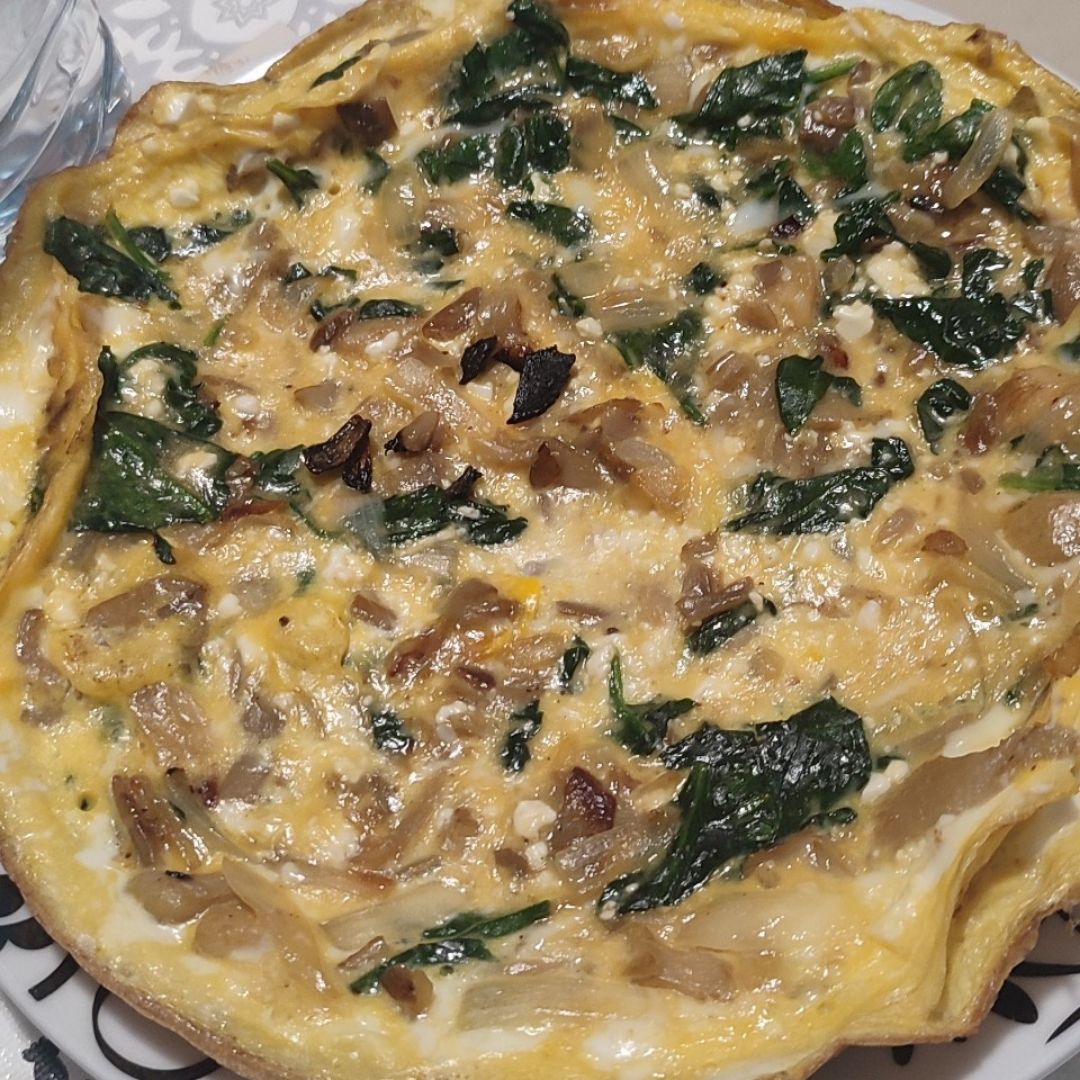Tortilla de espinacas, cebolla y feta