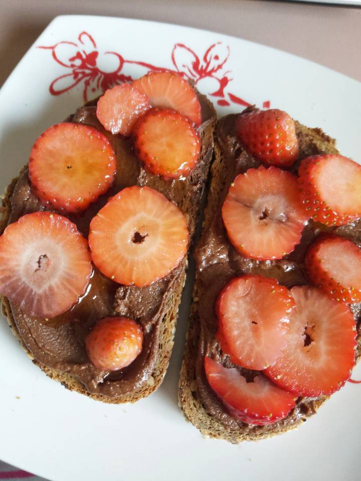 Tostadas con crema de cacahuete y fresas Tostadas con crema de cacahuete y fresas