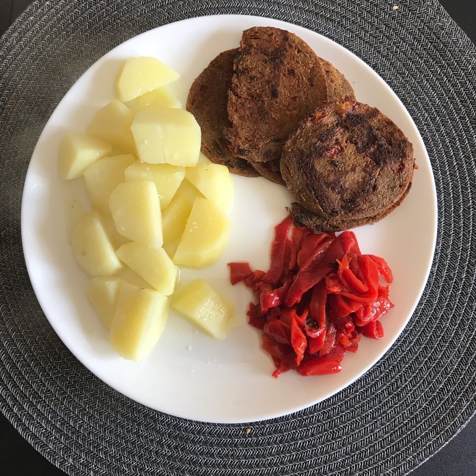 Rulo con patata cocida y pimientos del piquillo Rulo con patata cocida y pimientos del piquillo