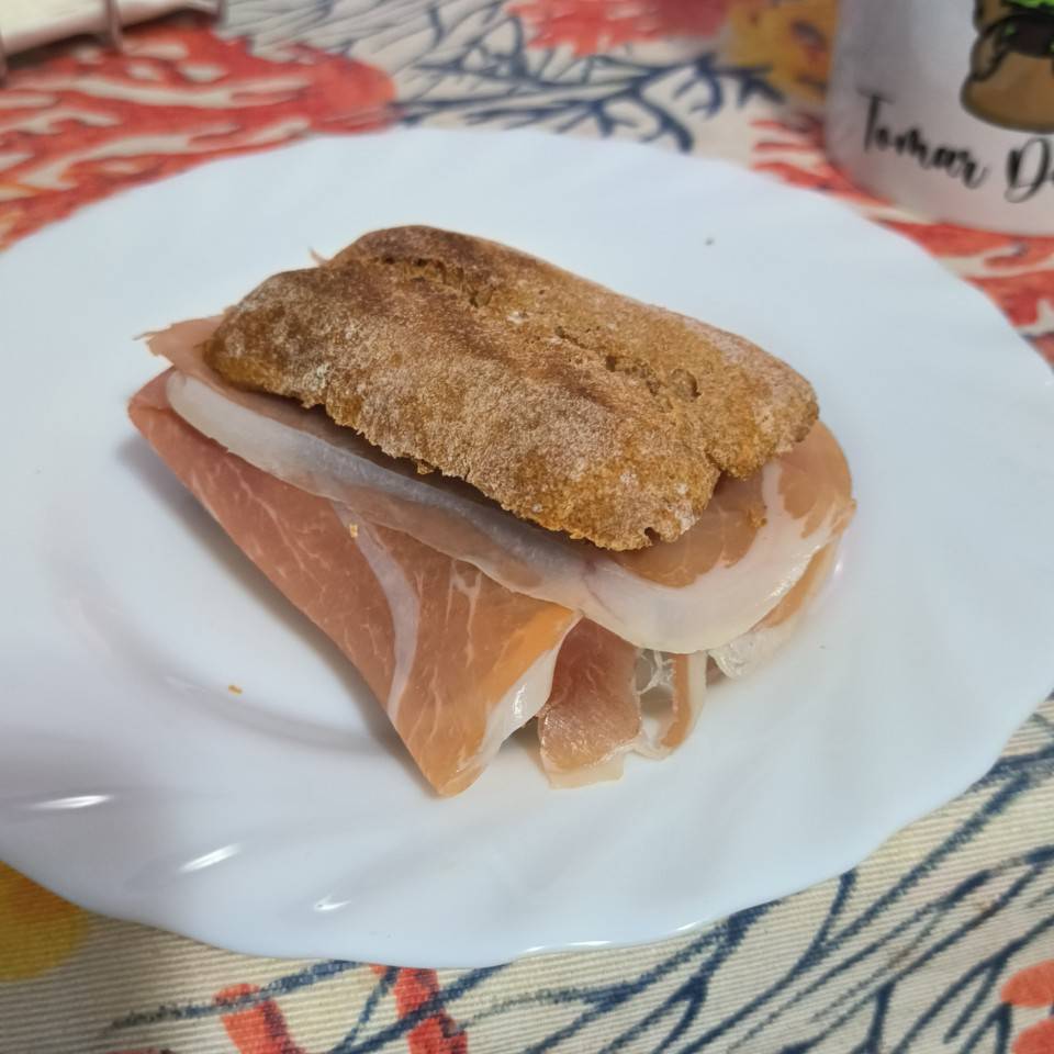 Tostada 100% integral con jamón y AOVE
