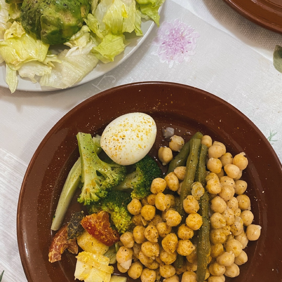 "Bollit" con ensalada "Bollit" con ensalada