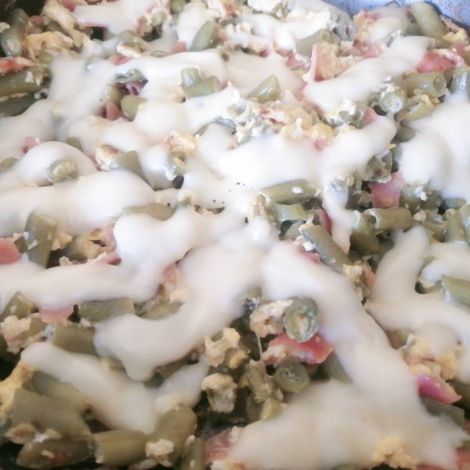 Ejotes con jamón, huevo y queso Ejotes con jamón, huevo y queso