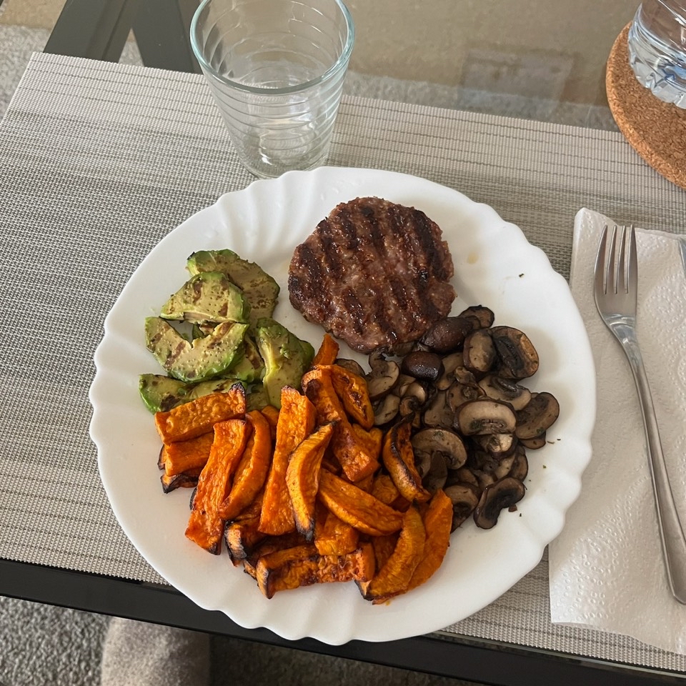 Hamburguesa con boniato, champis y aguacate