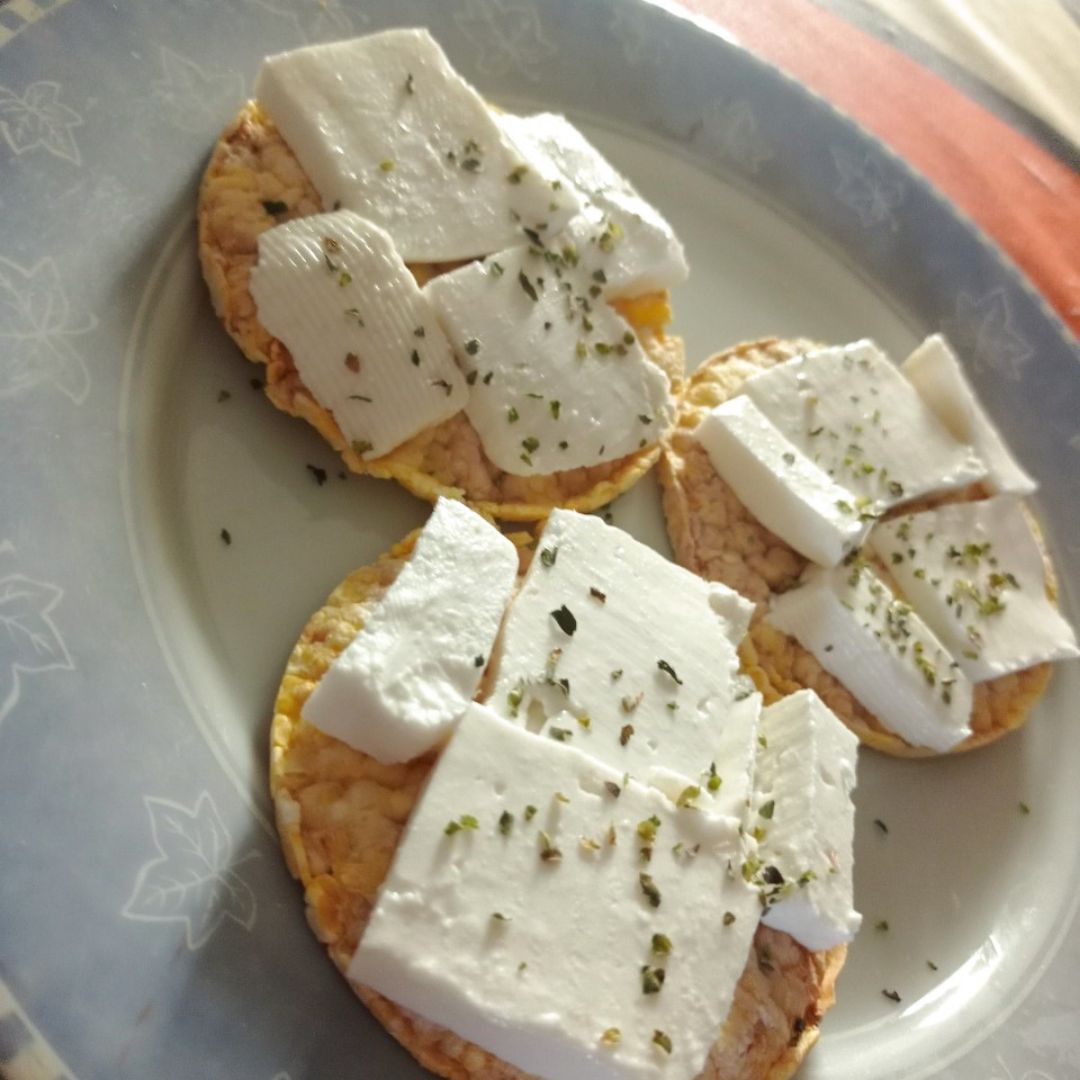 Tortitas de arroz con queso y orégano.