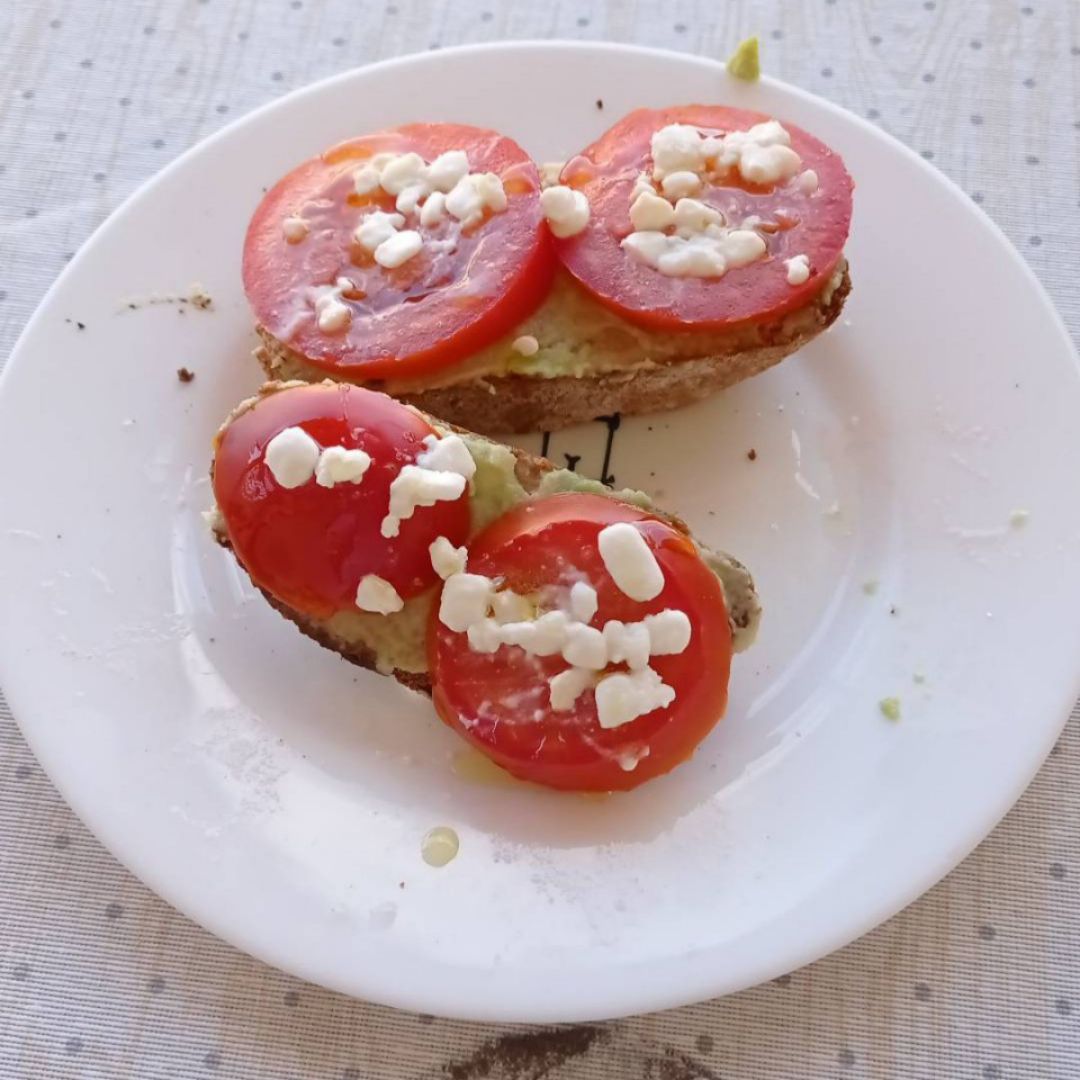 Tostadas de aguacate y tomate