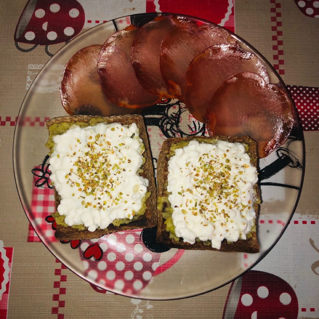 💚 Tostadas de Aguacate con Requesón 