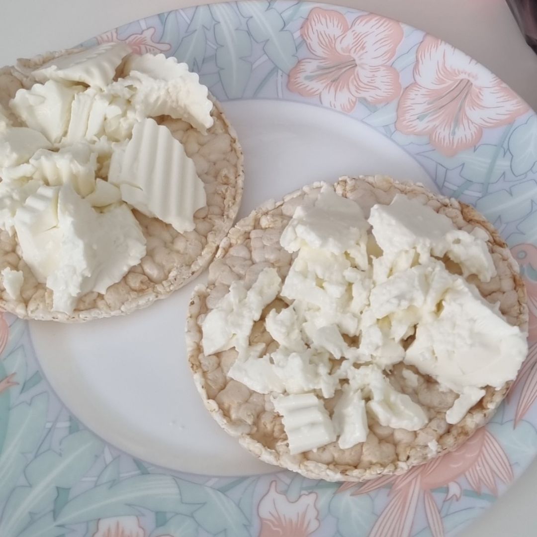 Tortitas de arroz con queso fresco Tortitas de arroz con queso fresco