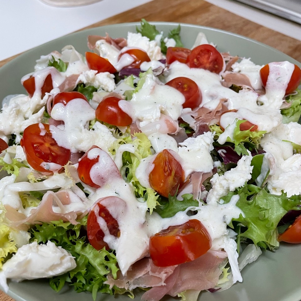 Ensalada jamón serrano con salsa de yogurt Ensalada jamón serrano con salsa de yogurt