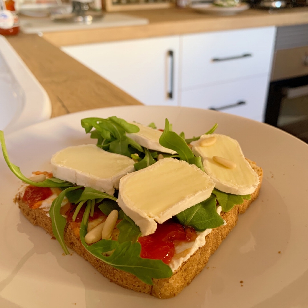 Tostada de quesos y pimientos
