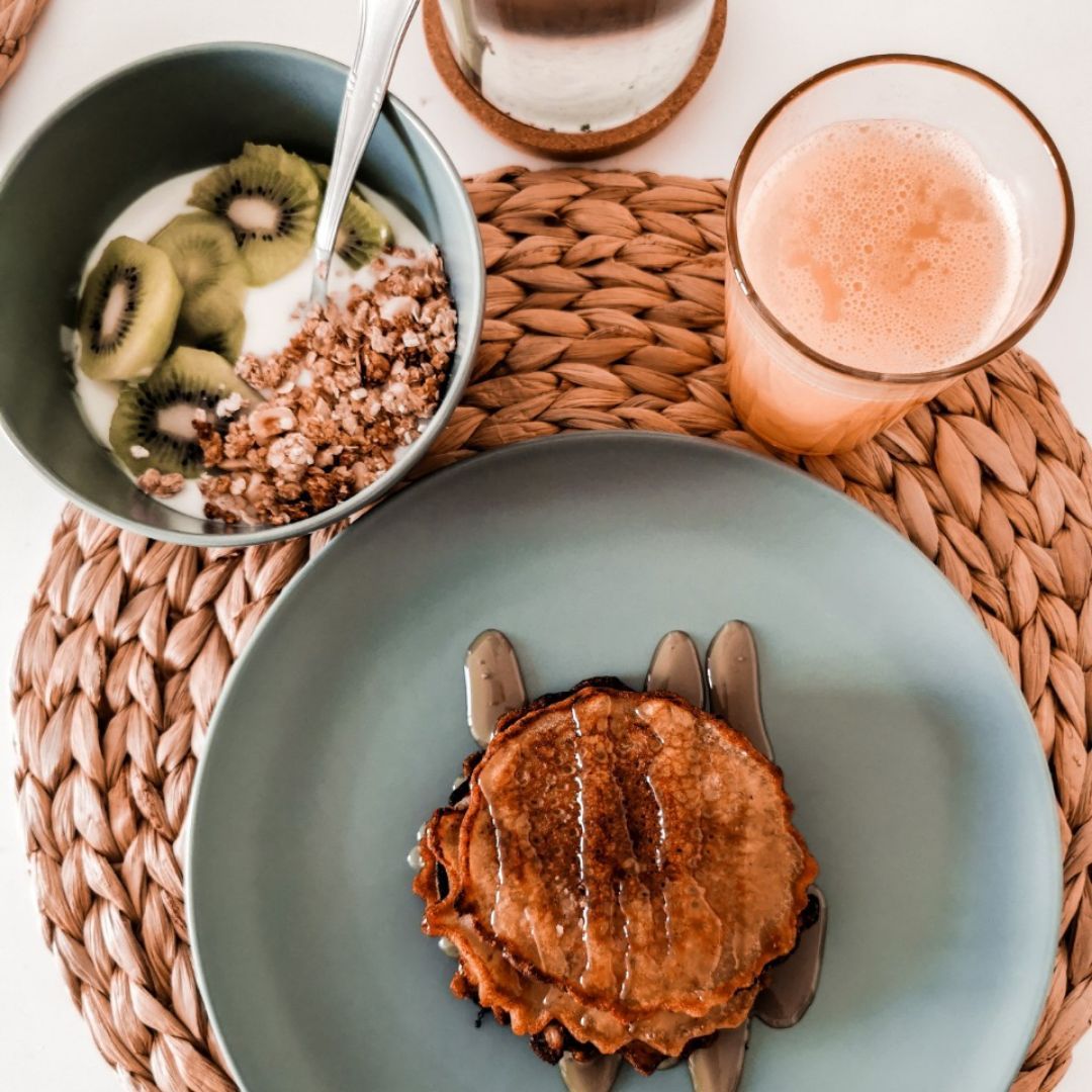 Tortitas de plátano + yogur con granola y kiwi Tortitas de plátano + yogur con granola y kiwi