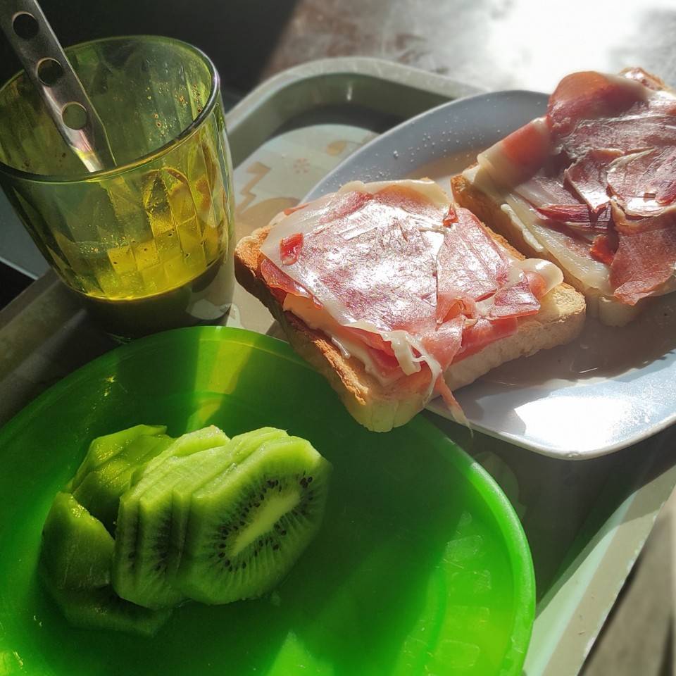 Tostadas con jamón serrano y queso ,colacao y kiwi🥓🥝🧀