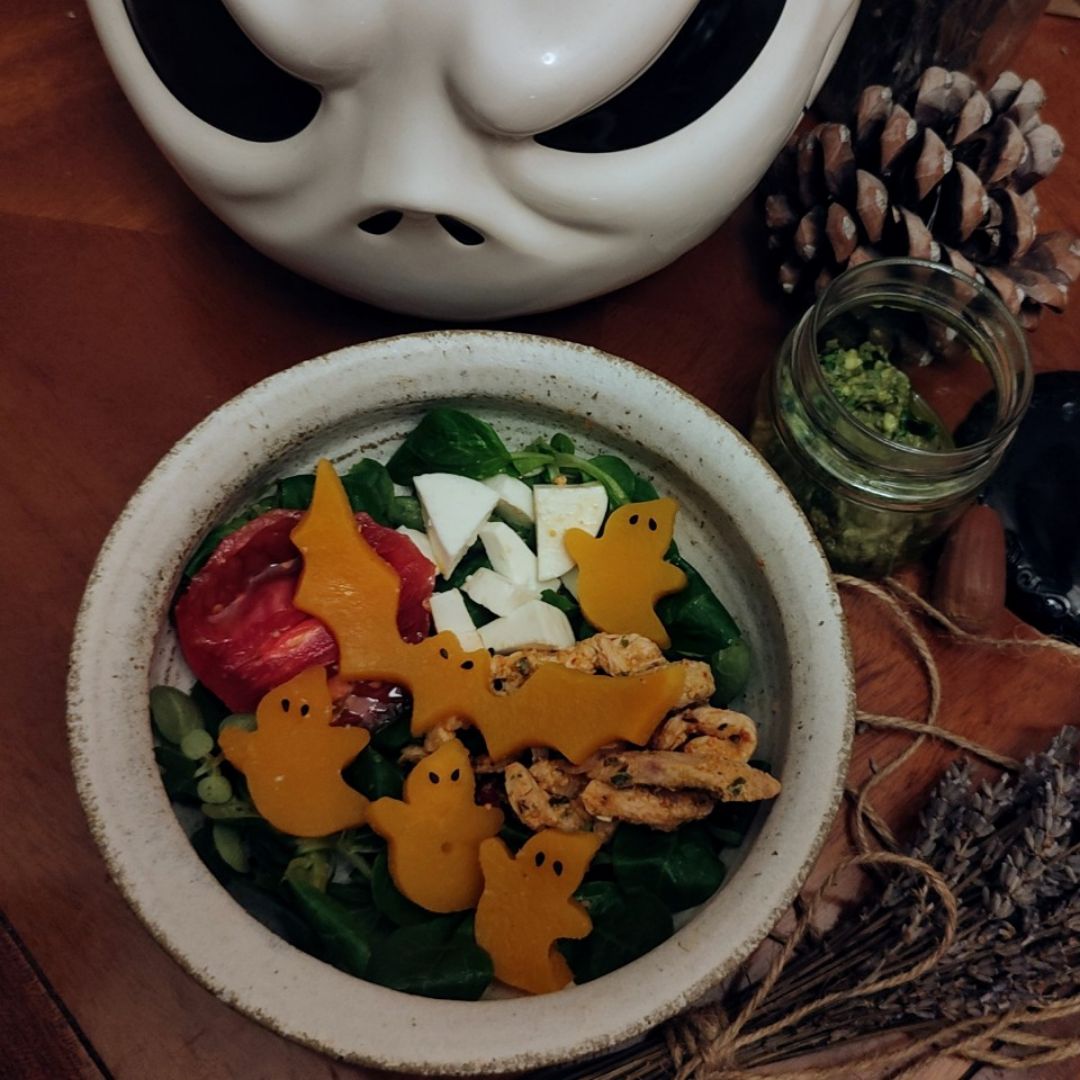 Bolw ensalada templado (Halloween version) + salsa. Bolw ensalada templado (Halloween version) + salsa.