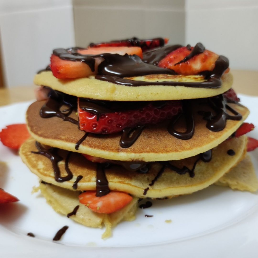 Torre de pancake con fresas y chocolate Torre de pancake con fresas y chocolate