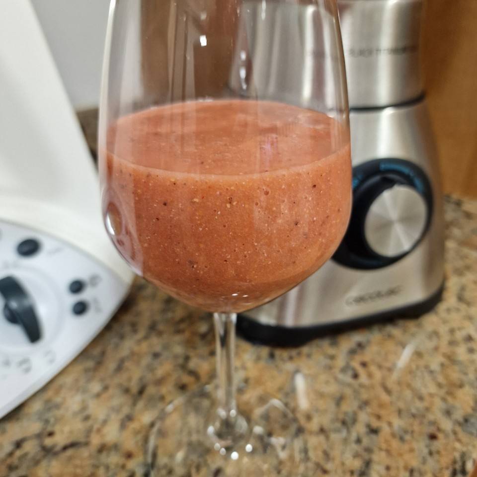 Zumo fresa, granada, uva y mango