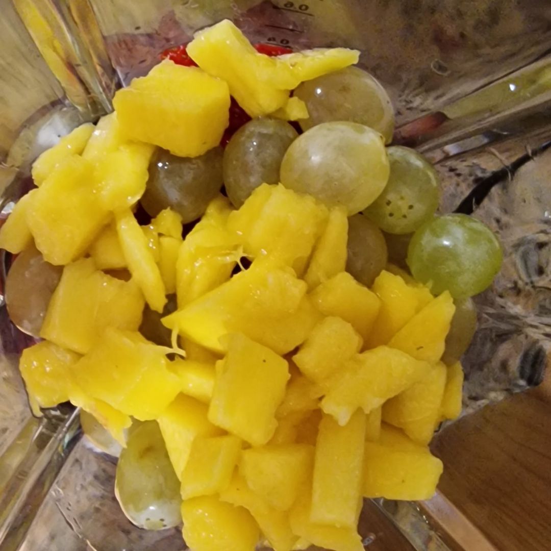 Zumo fresa, granada, uva y mango Paso 2