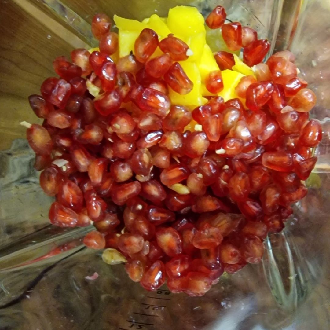 Zumo fresa, granada, uva y mango Paso 3
