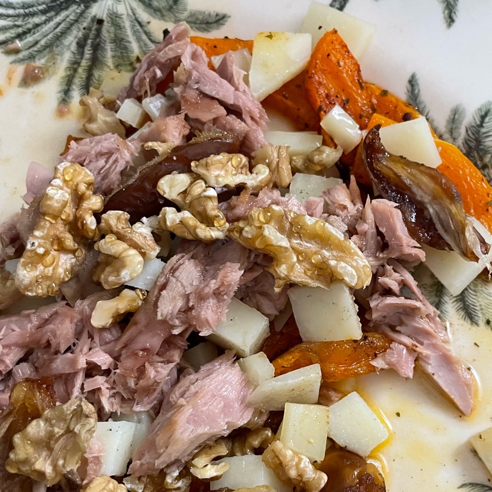 Calabaza asada con bonito, queso, nueces, dátiles, y miel Calabaza asada con bonito, queso, nueces, dátiles, y miel