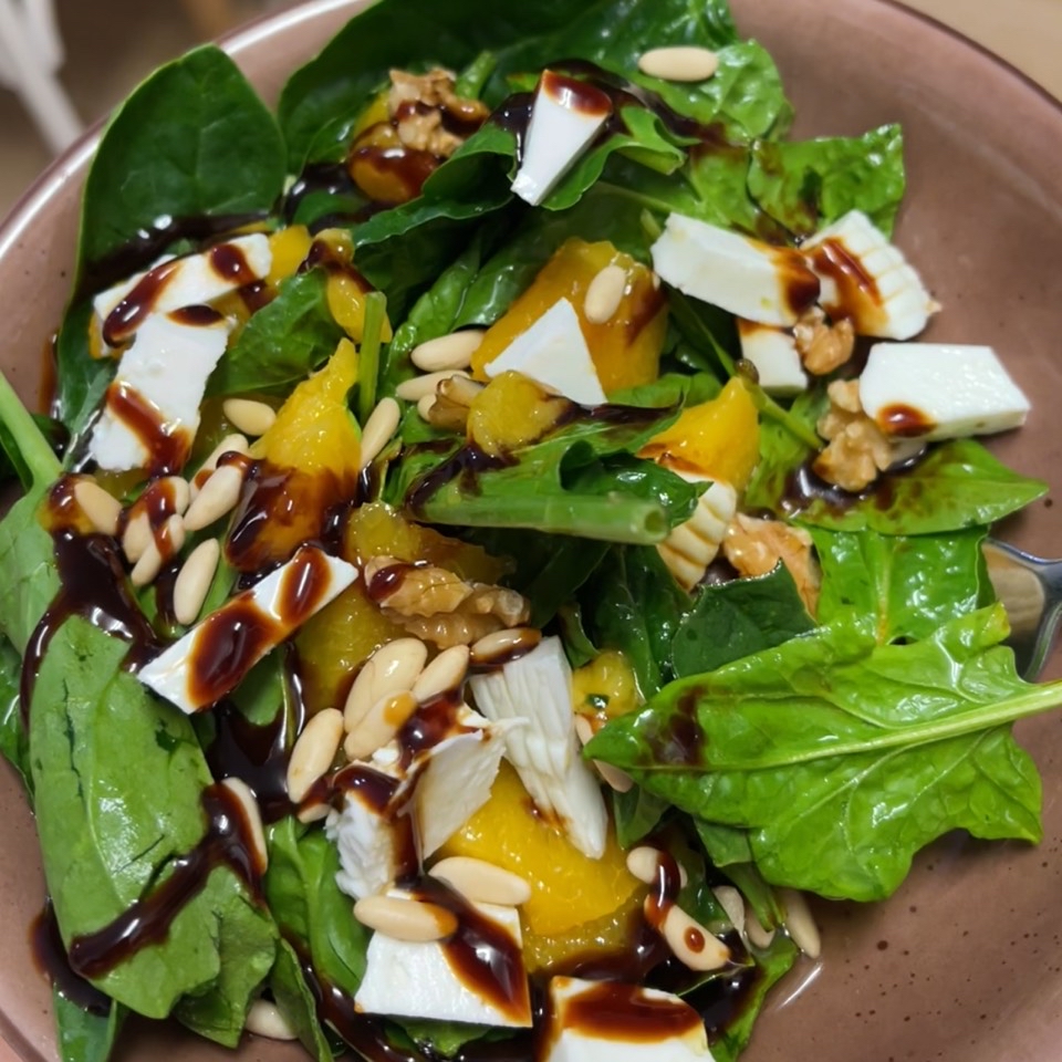 Ensalada de espinacas y nectarina Ensalada de espinacas y nectarina