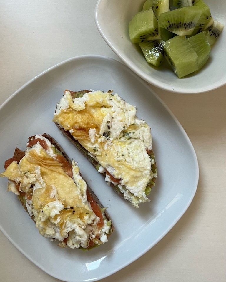 Tostadas de aguacate y claras Tostadas de aguacate y claras