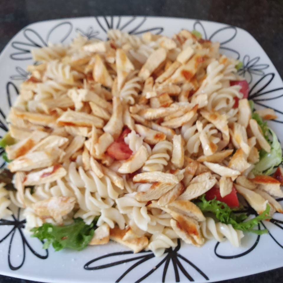 Ensalada pasta y pollo . Ensalada pasta y pollo .