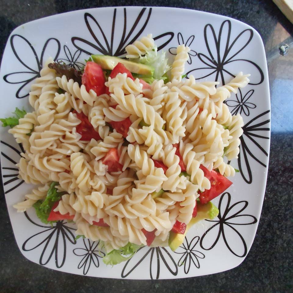 Ensalada pasta y pollo . Ensalada pasta y pollo .