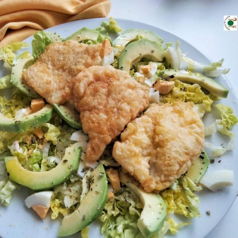 Plato combinado, merluza rebozada con ensalada Plato combinado, merluza rebozada con ensalada
