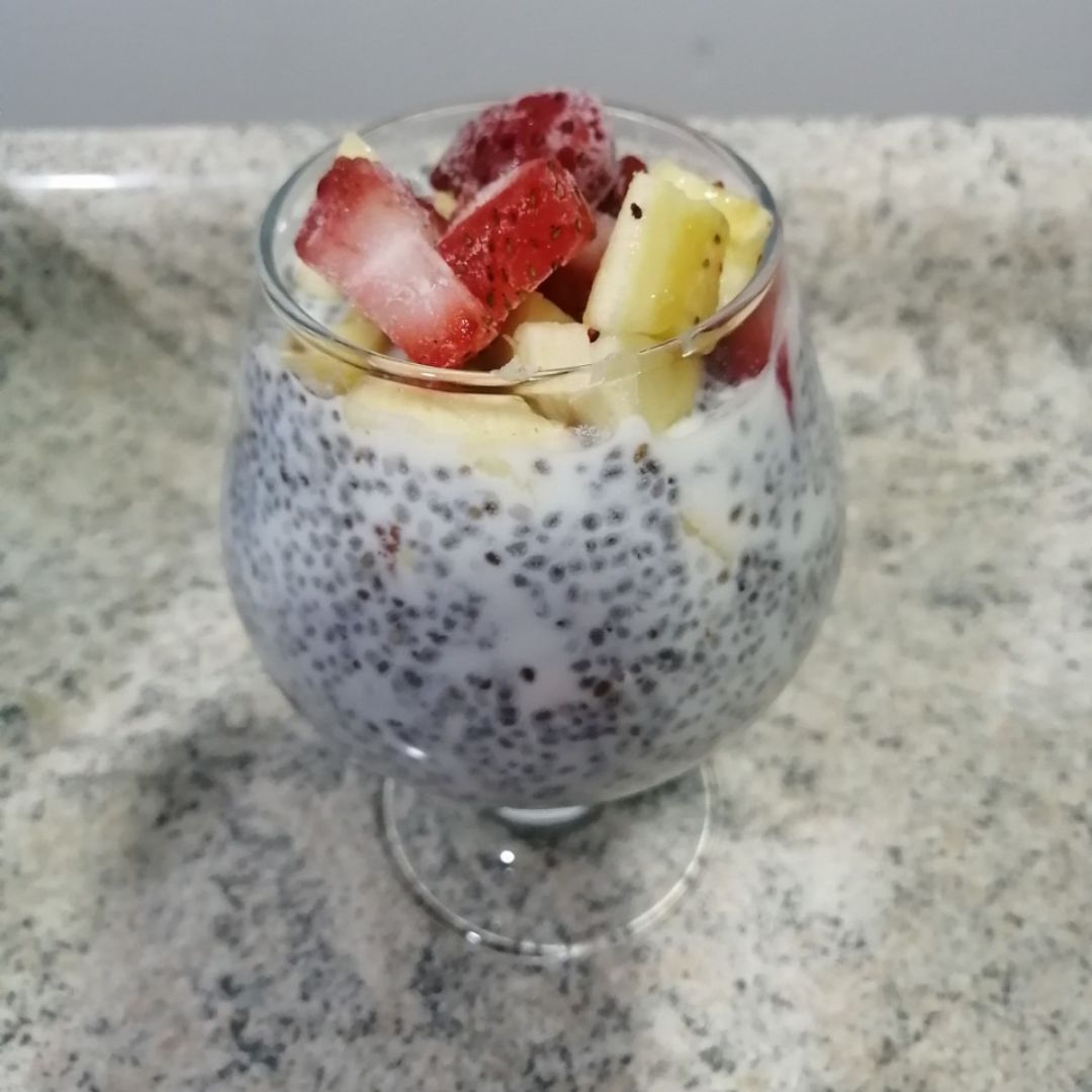 Chía hidratada con leche y frutas Chía hidratada con leche y frutas
