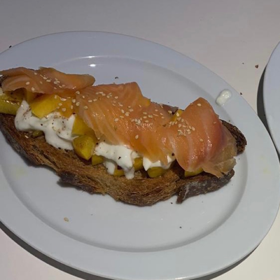 Tostas salmón, nectarina, queso ricotta y sésamo Tostas salmón, nectarina, queso ricotta y sésamo
