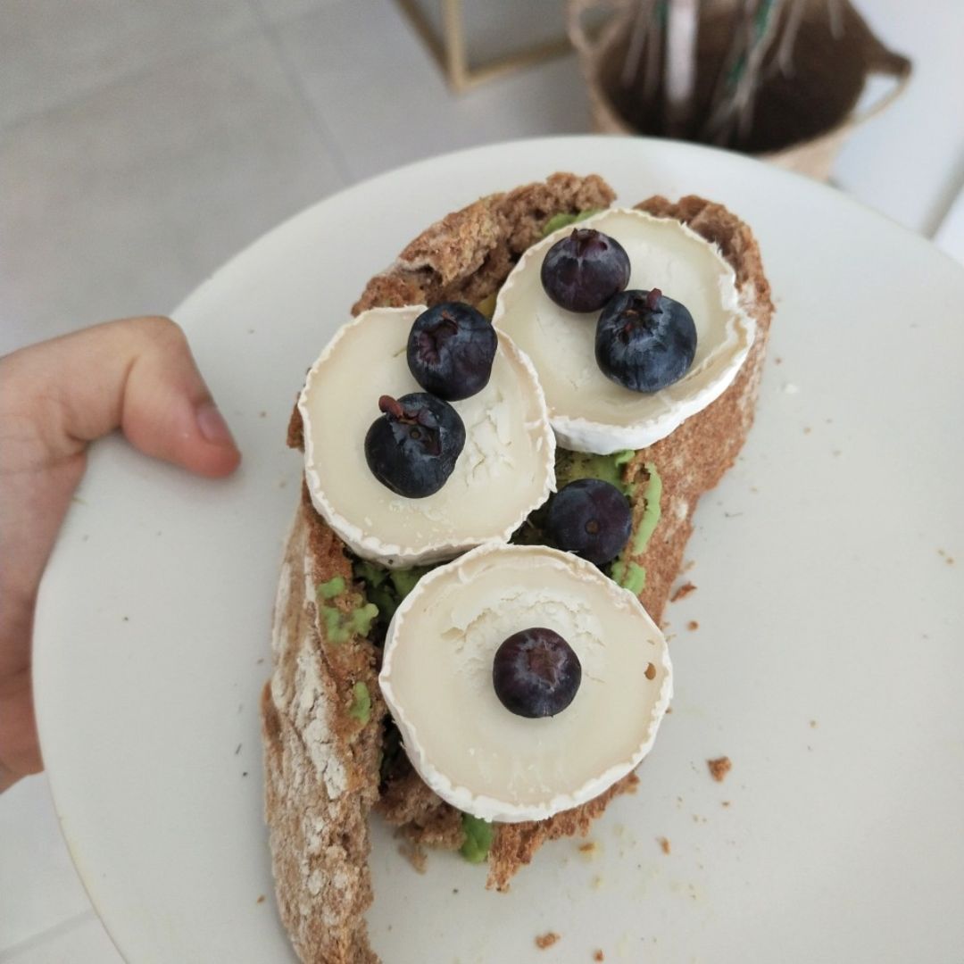 Avocado toast. Con rulo y arándanos. Avocado toast. Con rulo y arándanos.