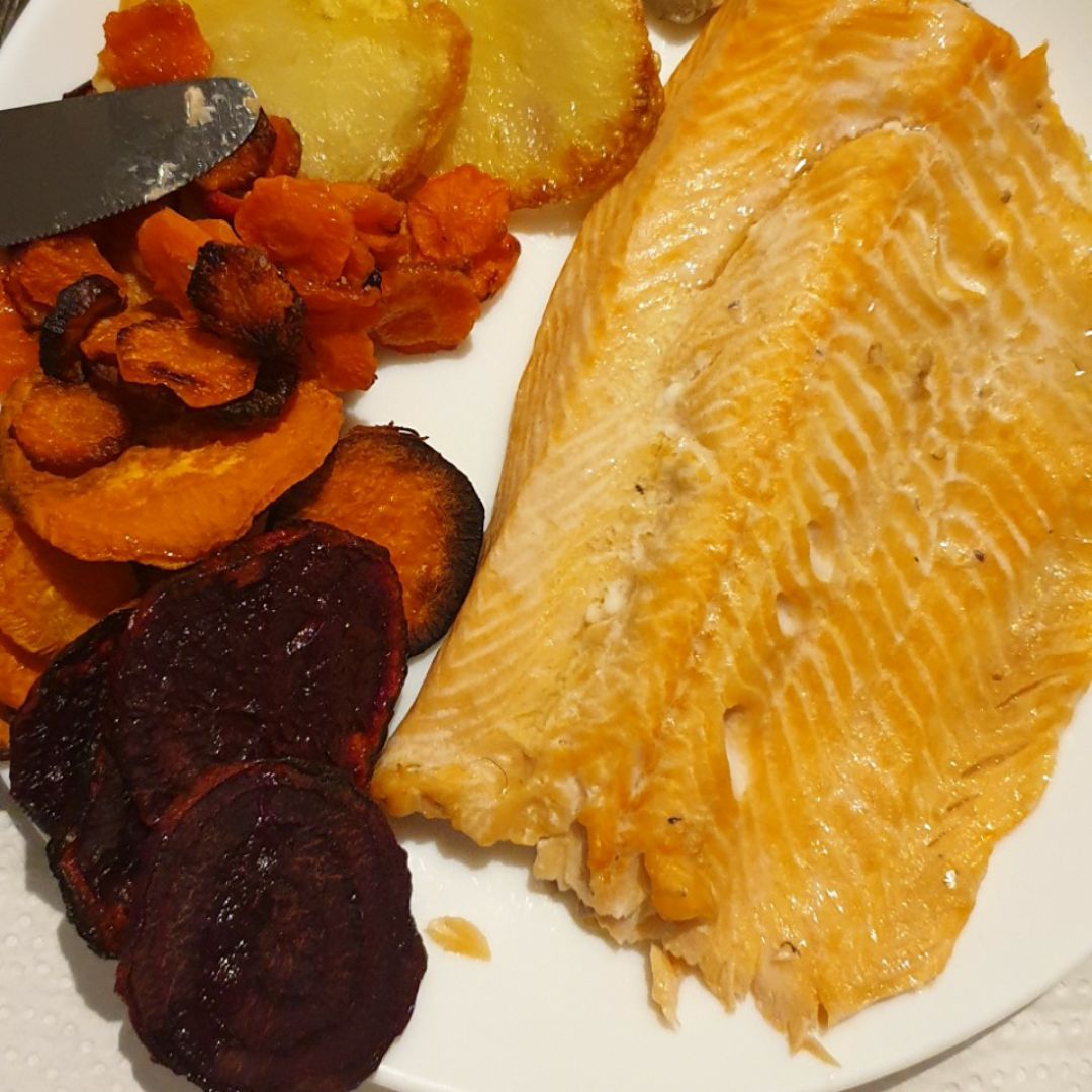 Trucha con chips de patata, boniato y verduras al horno Paso 4 Trucha con chips de patata, boniato y verduras al horno Paso 4