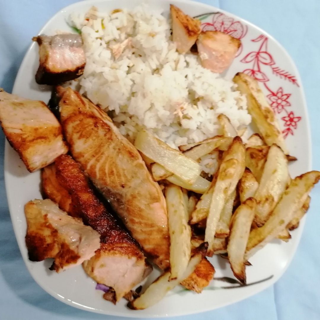 Salmon con patatas fritas Salmon con patatas fritas
