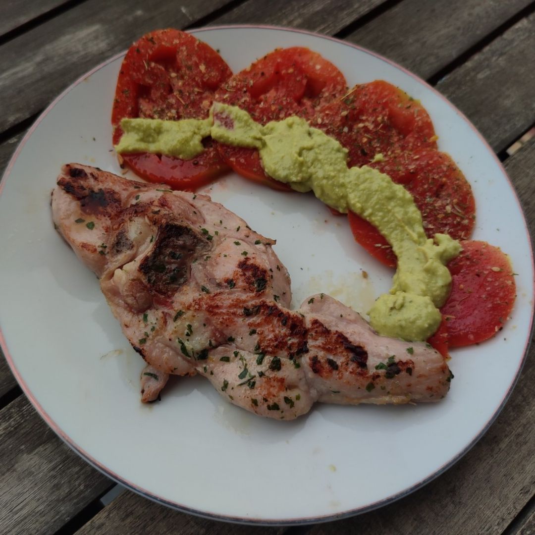 Chuletilla de pavo con tomate sazonado con lavanda y hummus de aguacate. Chuletilla de pavo con tomate sazonado con lavanda y hummus de aguacate.