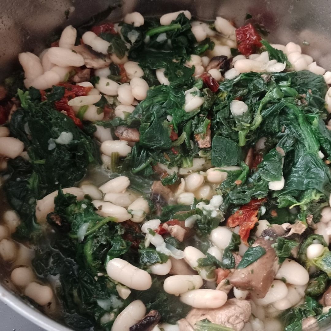 Salteado de alubias blancas con espinacas y tomates secos