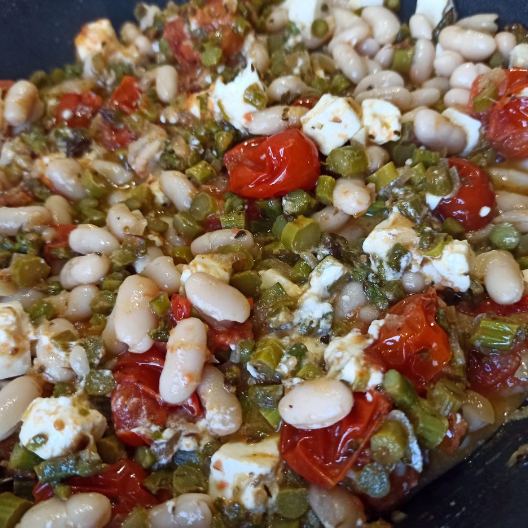 Salteado de espárragos, cherrys, queso feta y alubias 🍽️ Salteado de espárragos, cherrys, queso feta y alubias 🍽️