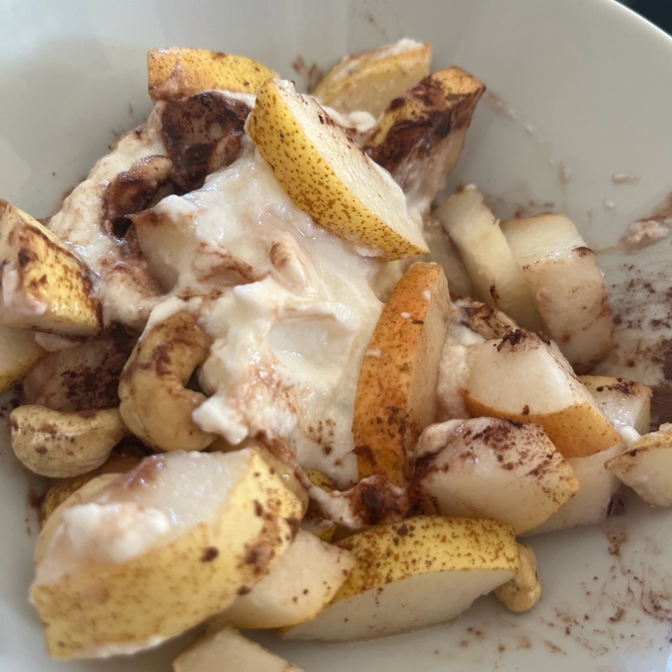 Yogurt con pera y anacardos Yogurt con pera y anacardos