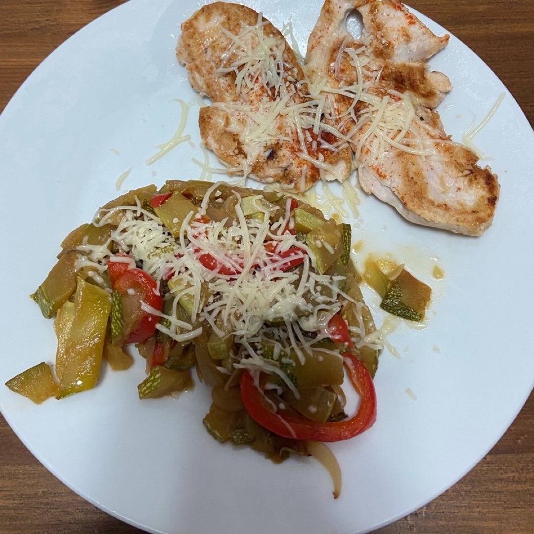 Pavo con salteado de calabacín 