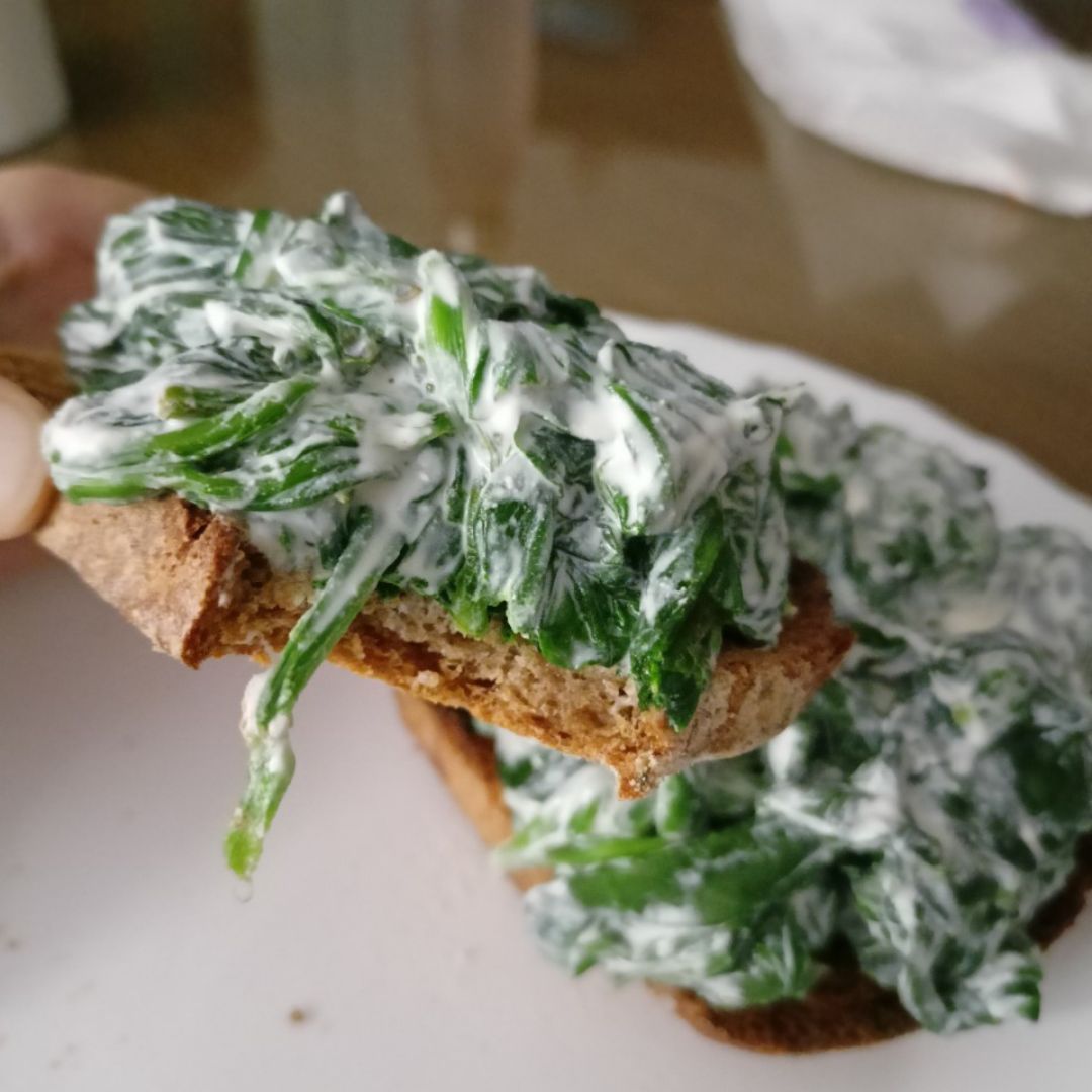 Tostadas de espinacas y queso