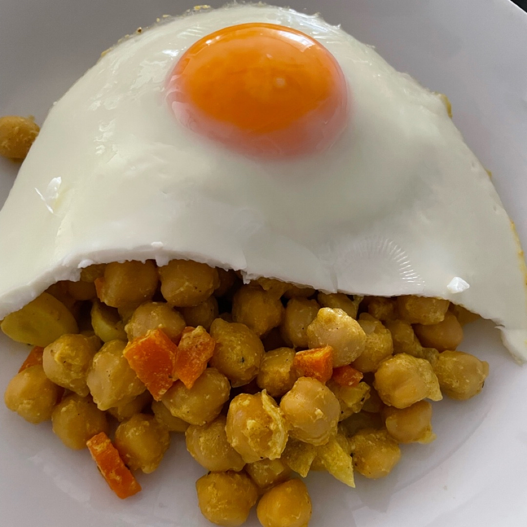 Garbanzos al curry con huevo